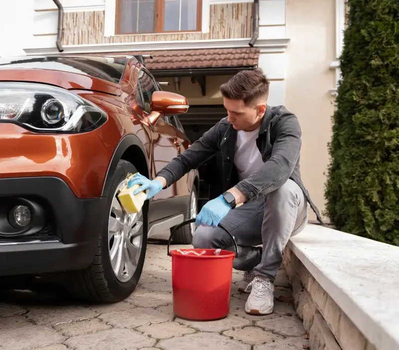 Lavage auto à domicile Pornichet : professionnel intervenant sur un véhicule